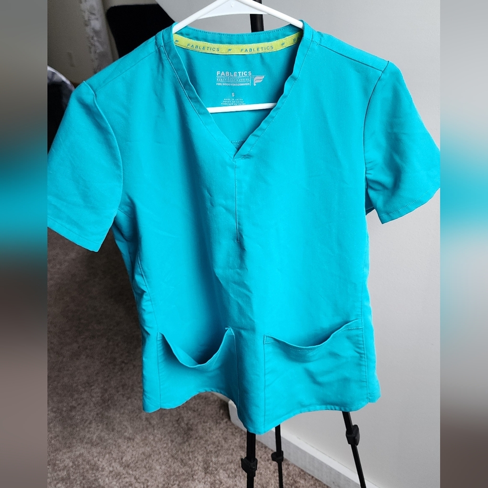 Fabletics Method 2-Pocket Scrub Top - Picture 7 of 7